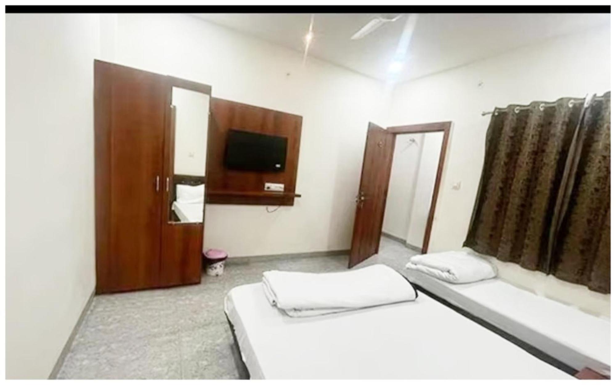 Premium Hotel Ujjain - G A R I M A - Near Mahakal Temple And Rivar - Railway Station - Hygiene & Spacious Room - With Wifi- And Parking Facilities - Best Hotel In Ujjain Ngoại thất bức ảnh